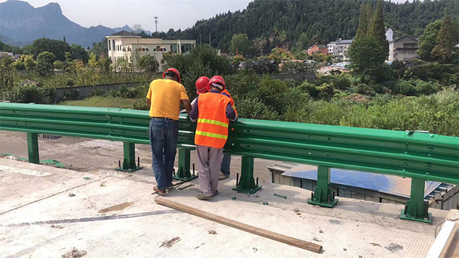 铁门关高速公路护栏板的维护确保道路安全的关键环节