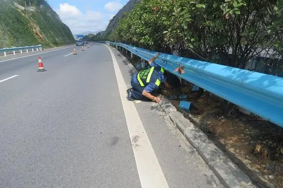 铁门关高速路波形护栏